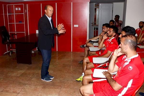 معارفه کالدرون در تمرین پرسپولیس معارفه کالدرون در تمرین پرسپولیس