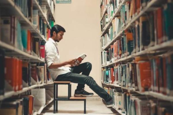 رابطه تحصیل دانشگاهی با احتمال داشتن کتاب الکترونیک