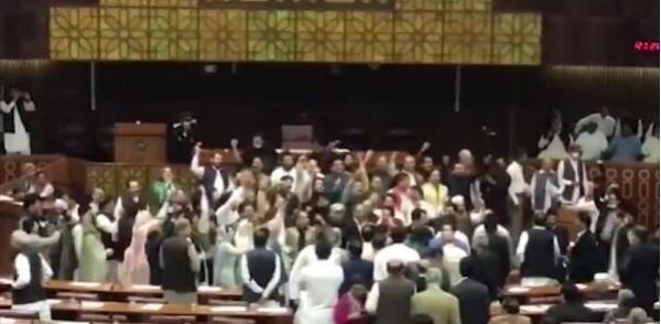 مجلس پاکستان جلسه سلب رأی اعتماد عمران خان را به تعویق انداخت